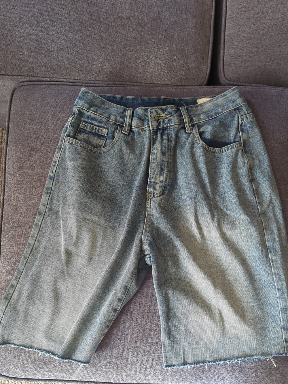 Relaxed Men's Denim Shorts in Washed Blue